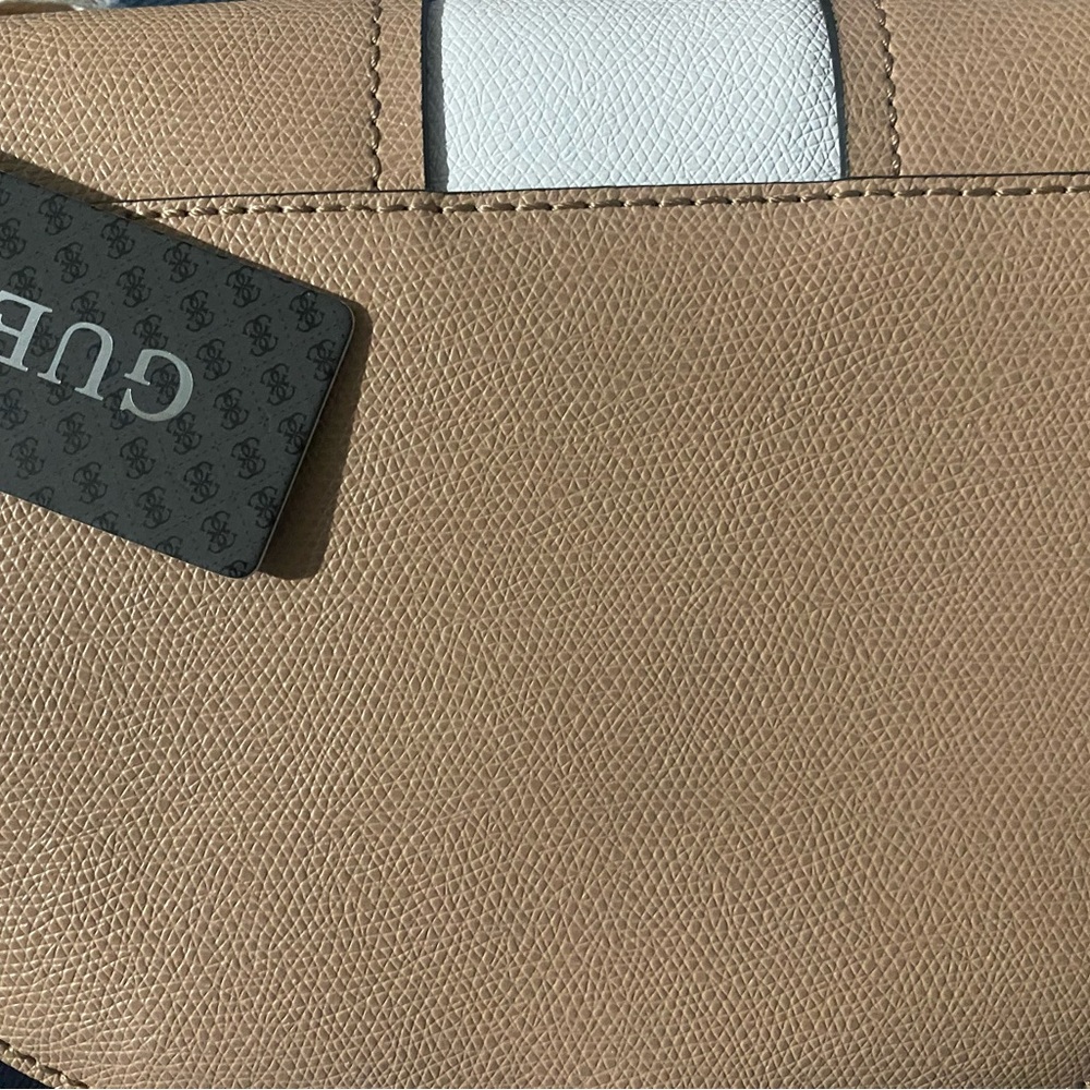 NWT Guess crossbody bag in tan and white - Picture 6 of 7